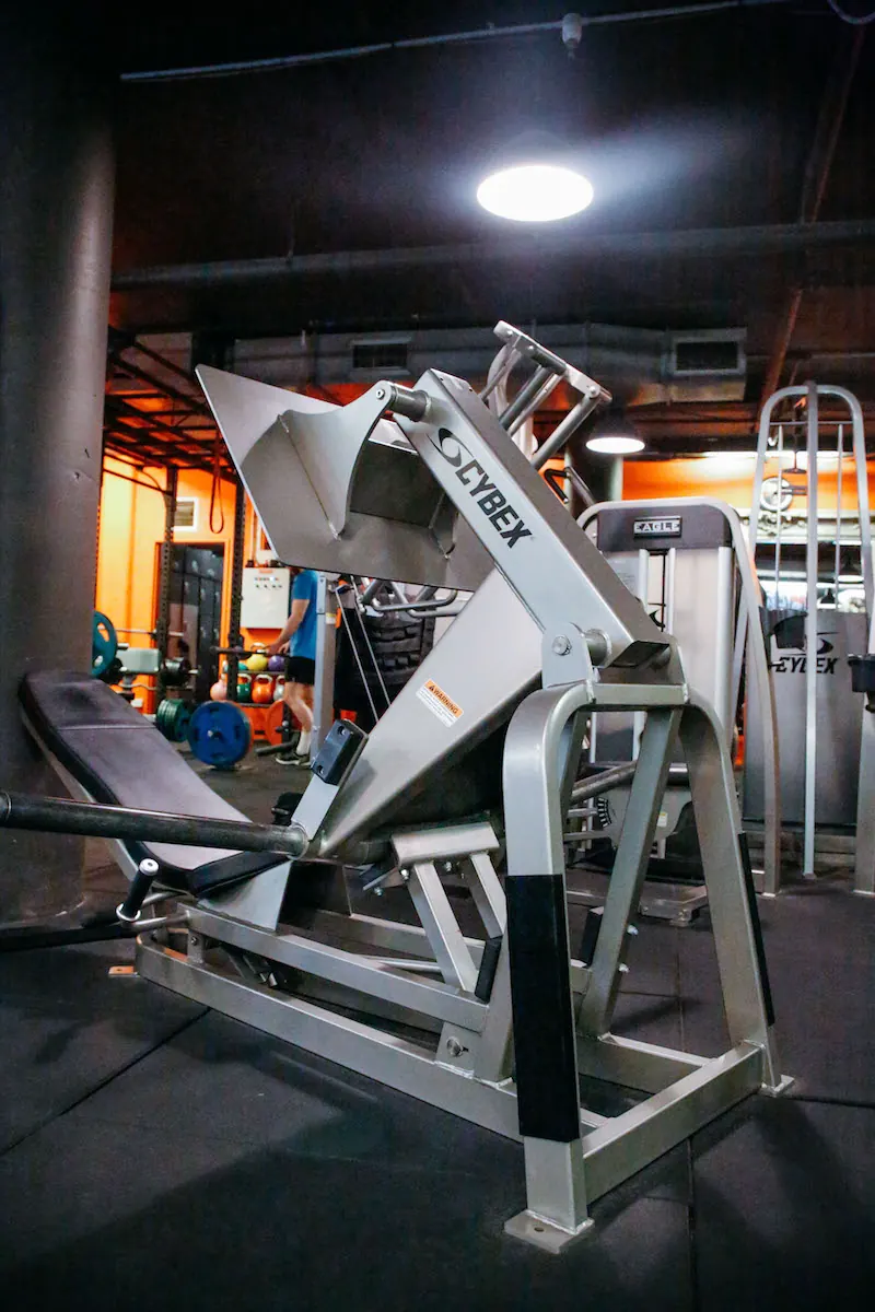 Plate-loaded leg press machine